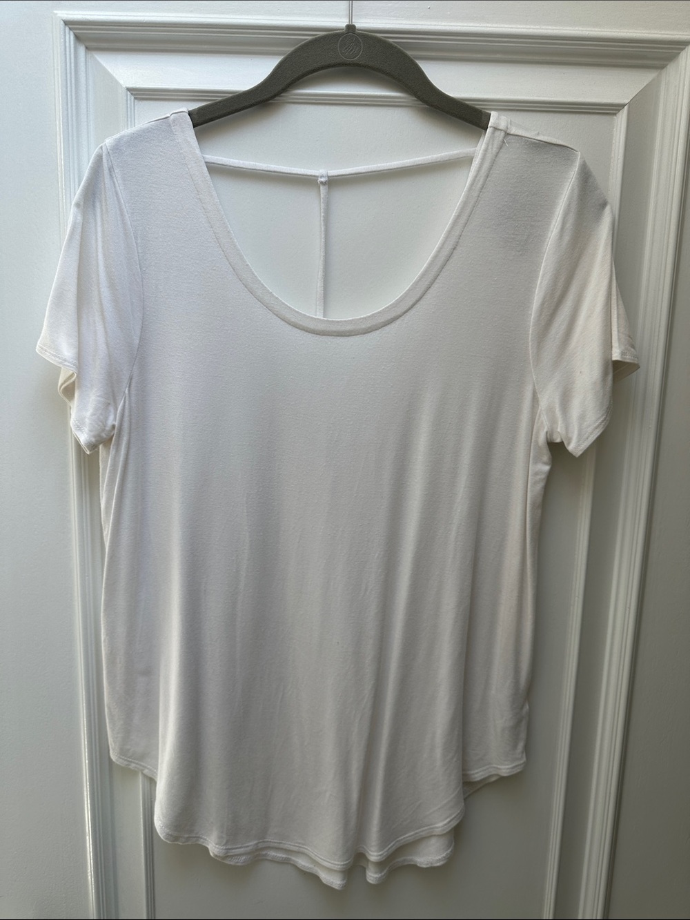 Chaser Women’s White Scoop Neck Short Sleeve Top